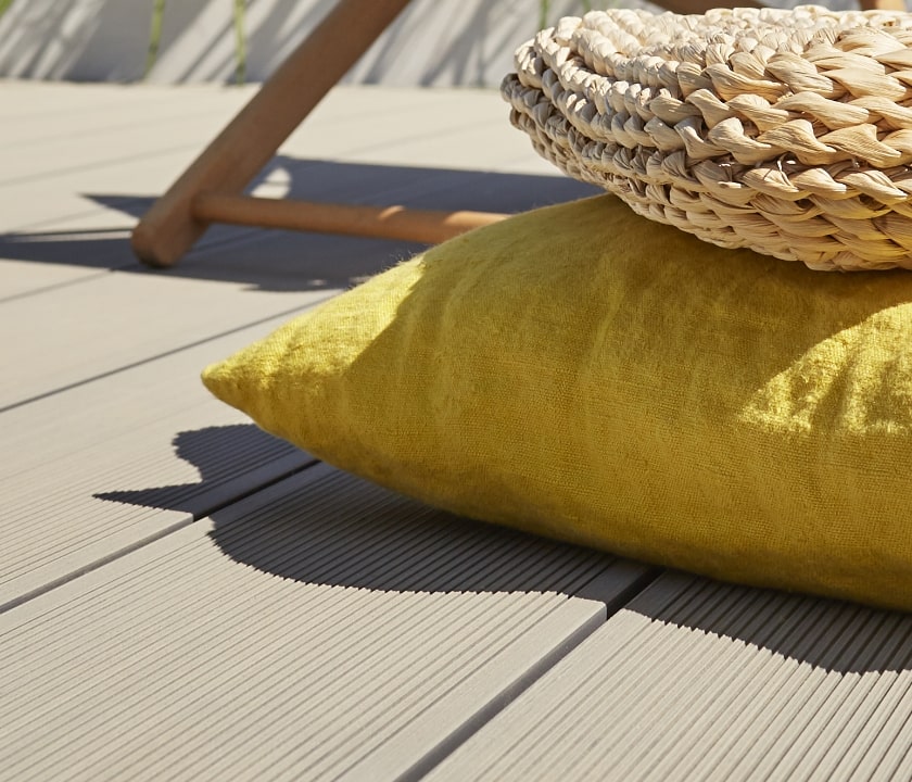 Tarasy Twinson – jak dobrać kolor i wykończenie desek, aby stworzyć spójną przestrzeń wokół domu?